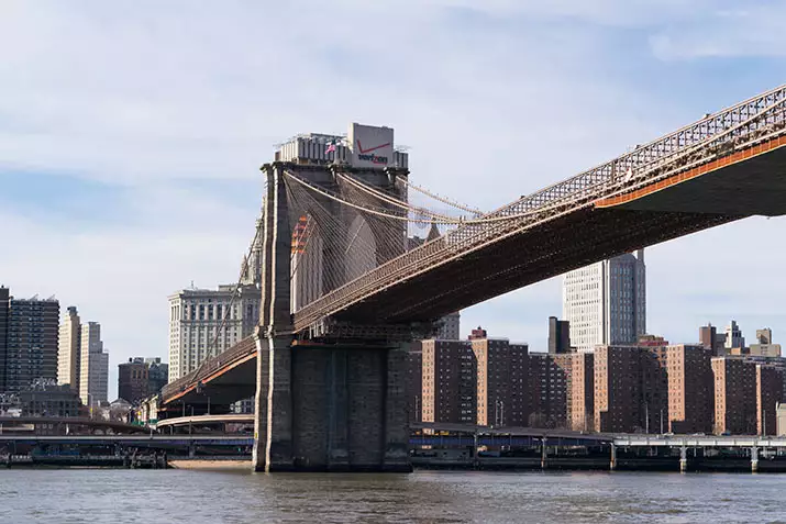 British comedian sells drawing of Brooklyn Bridge for 20 ETN