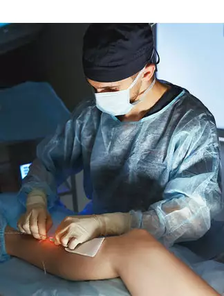 Médico realizando ablación láser