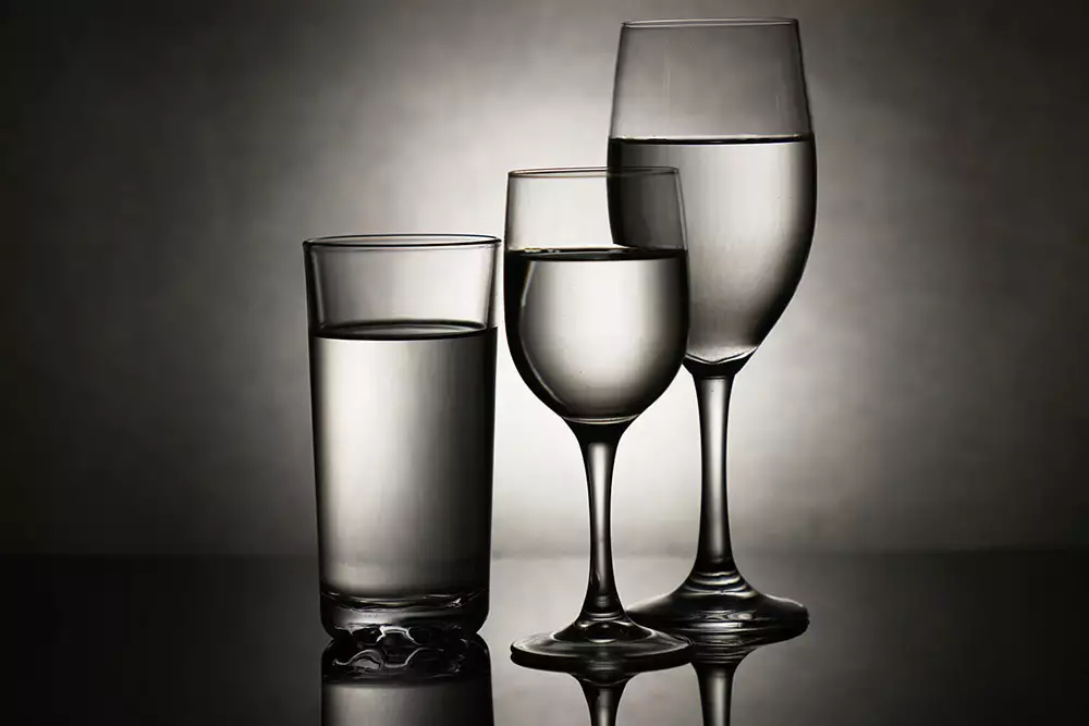 trzy szklanki z wodą