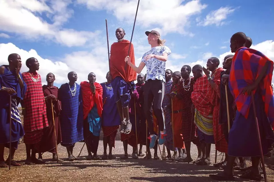 Maasai-Stamm auf dem Weg zum Serengeti-Nationalpark 